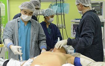 Hirurzi izvode operaciju povećanja penisa muškarca