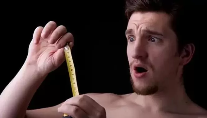 muškarac je izmerio svoj penis pre povećanja