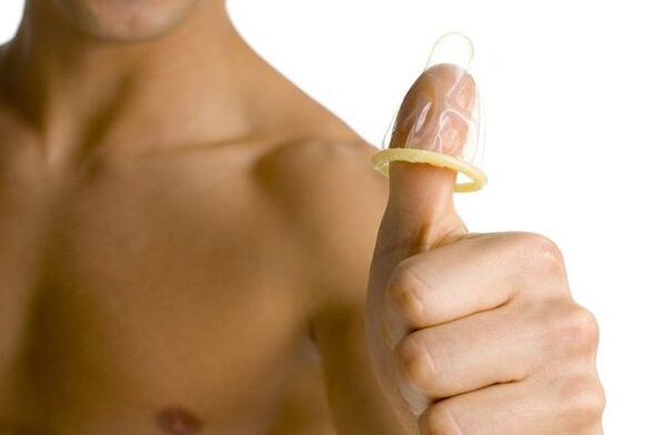 kondom na prstu simbolizira povećanje penisa tinejdžera